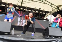 BiSによるライブの様子。