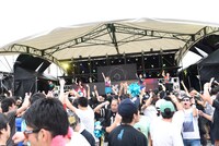 BiSによるライブの様子。