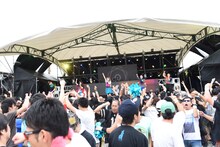 BiSによるライブの様子。