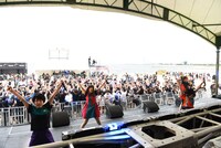 BiSによるライブの様子。