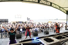 BiSによるライブの様子。