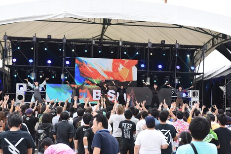 BiSHによるライブの様子。