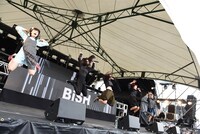 BiSHによるライブの様子。