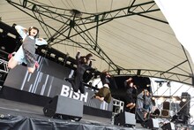 BiSHによるライブの様子。