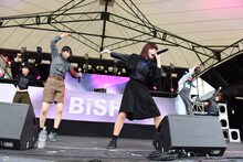 BiSHによるライブの様子。