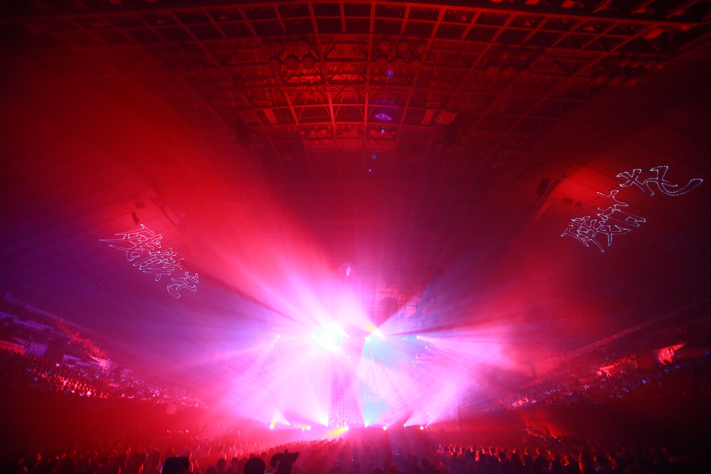 「amazarashi LIVE 360°『虚無病』」の様子。（写真提供：ソニー・ミュージックアソシエイテッドレコーズ）