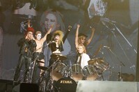 ゴールデンボンバーとYOSHIKI（Dr, Piano / X JAPAN）。