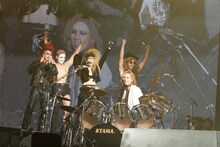 ゴールデンボンバーとYOSHIKI（Dr, Piano / X JAPAN）。