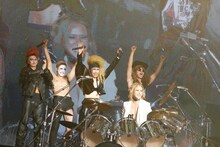 ゴールデンボンバーとYOSHIKI（Dr, Piano / X JAPAN）。