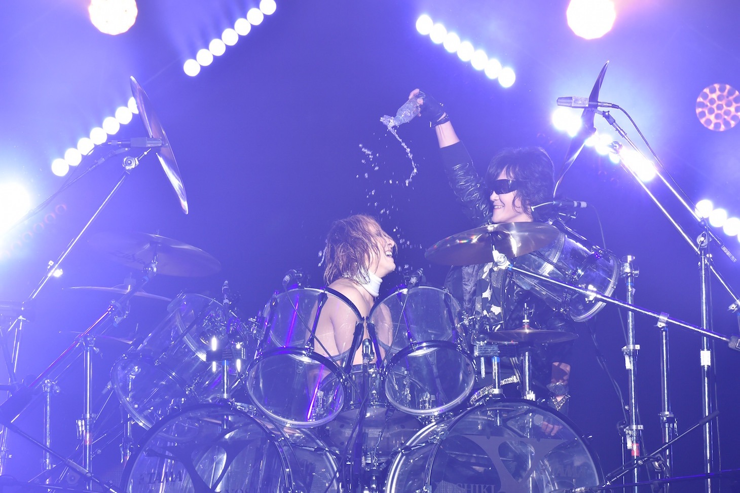 笑い合うYOSHIKI（Dr, Piano / X JAPAN）とToshl（Vo / X JAPAN）。