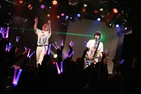 ONIGAWARA「1stインスタントカメラ・シングル『シャッターチャンス’93』リリース記念 ワンマンGIG＆インスタントカメラ撮影会」東京・渋谷TAKE OFF 7公演の様子。（Photo by nishinaga "saicho" isao）