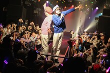 ランウェイに進んでポーズを決めるONIGAWARA。（Photo by nishinaga "saicho" isao）