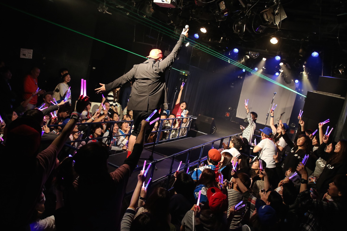 ONIGAWARA「1stインスタントカメラ・シングル『シャッターチャンス’93』リリース記念 ワンマンGIG＆インスタントカメラ撮影会」東京・渋谷TAKE OFF 7公演の様子。（Photo by nishinaga "saicho" isao）