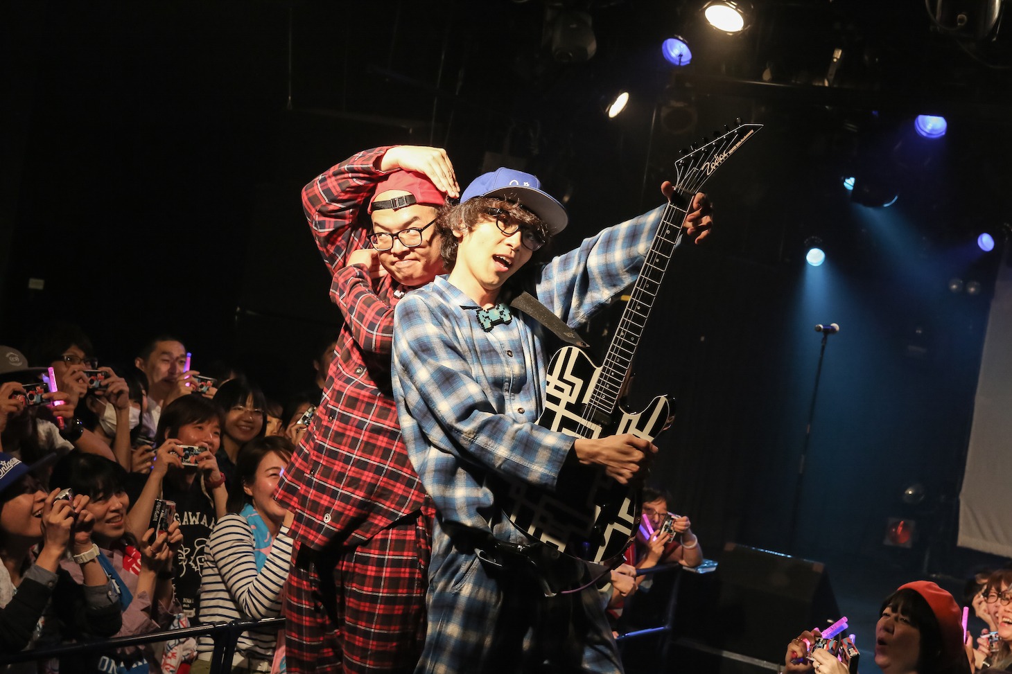 パジャマ姿でポーズを決めるONIGAWARA。（Photo by nishinaga "saicho" isao）