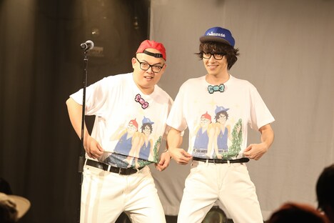 うすた京介とのコラボTシャツを着用するONIGAWARA。（Photo by nishinaga "saicho" isao）