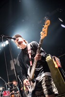 よっぴー（Vo, B）（撮影：ヤオタケシ）