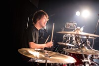 まこと（Dr）（撮影：ヤオタケシ）