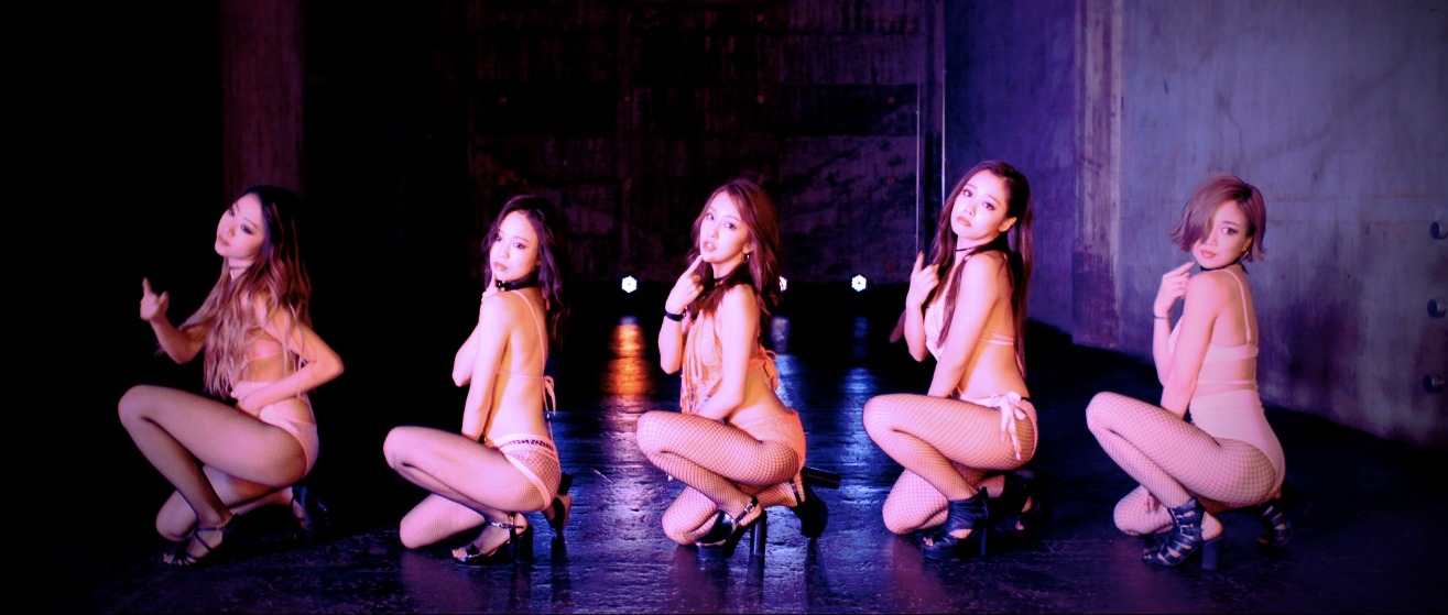 2016年の人気画像16位は「板野友美、魅惑の“おねだりダンス”披露の新曲MV」より、板野友美「OMG」ミュージックビデオのワンシーン。