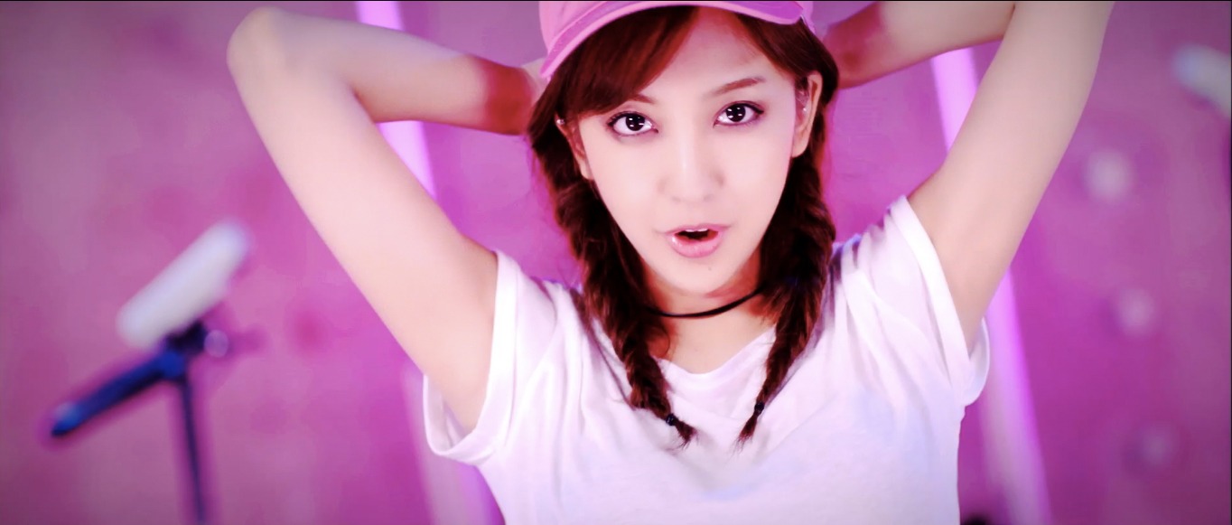 2016年の人気画像44位は「板野友美、魅惑の“おねだりダンス”披露の新曲MV」より、板野友美「OMG」ミュージックビデオのワンシーン。