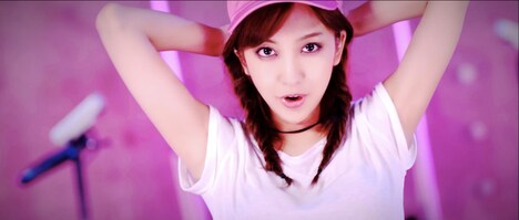 板野友美「OMG」ミュージックビデオのワンシーン。