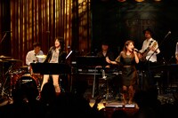 岸谷香がゲスト参加した高橋みなみのライブの模様。（写真提供：EMI Records）