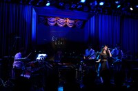 高橋みなみのライブの様子。（写真提供：EMI Records）