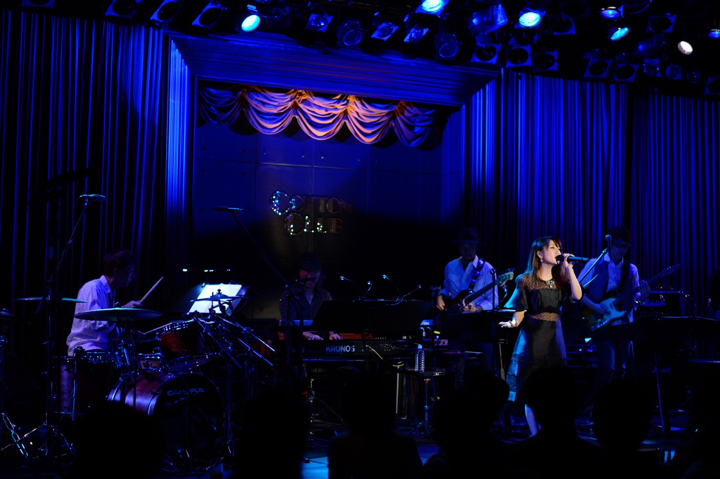 高橋みなみのライブの様子。（写真提供：EMI Records）