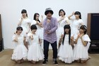 プロデューサー岡崎体育の手腕に注目!? エビ中新曲REC風景公開