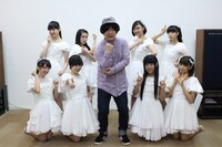 岡崎体育（中央）と私立恵比寿中学。