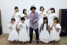 岡崎体育（中央）と私立恵比寿中学。