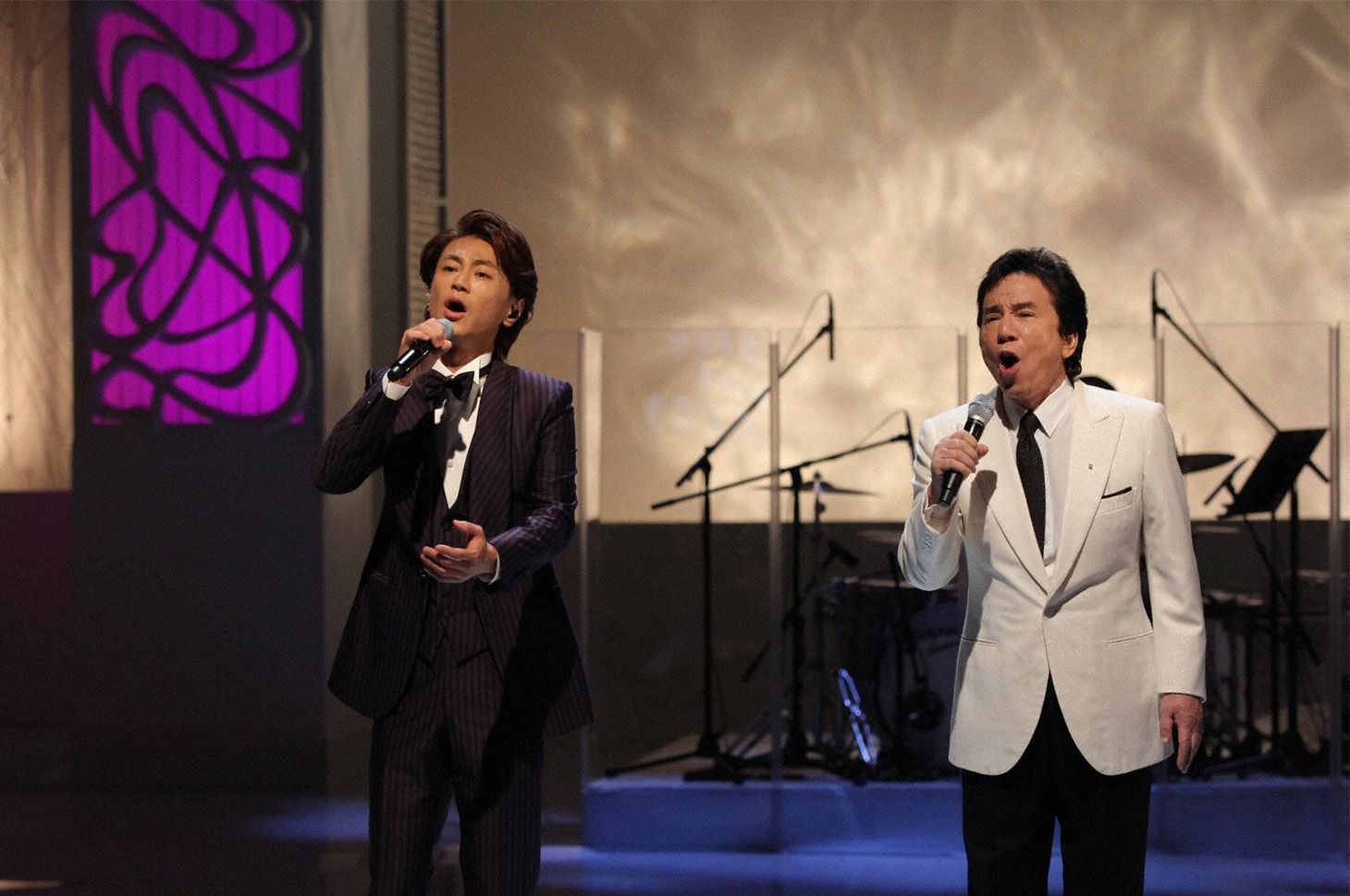 左から氷川きよし、布施明。 (c)フジテレビ