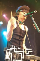 タンクトップ姿の竹内サティフォ（Vo, G, Programming）。（Photo by nishinaga "saicho" isao）