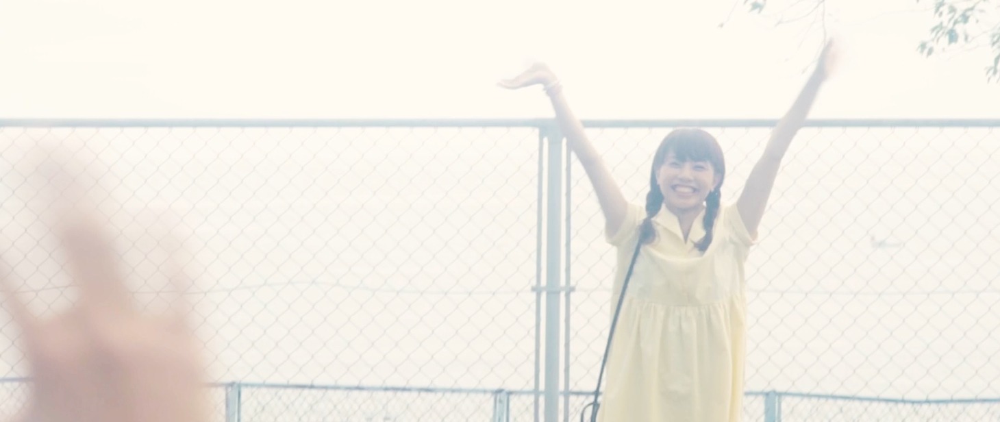 Saku「ハローハロー」ミュージックビデオのワンシーン。