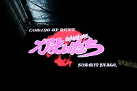 「VISUAL JAPAN SUMMIT 2016 Powered by Rakuten」でかまいたち出演を告げる画面。（写真提供：エクセレックス）