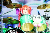 KENZI（Dr）（写真提供：エクセレックス）