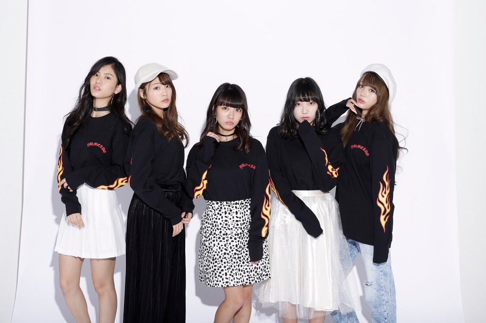 夢みるアドレセンスとWEGOのコラボレーションTシャツ（ブラック）を着用した夢みるアドレセンス。
