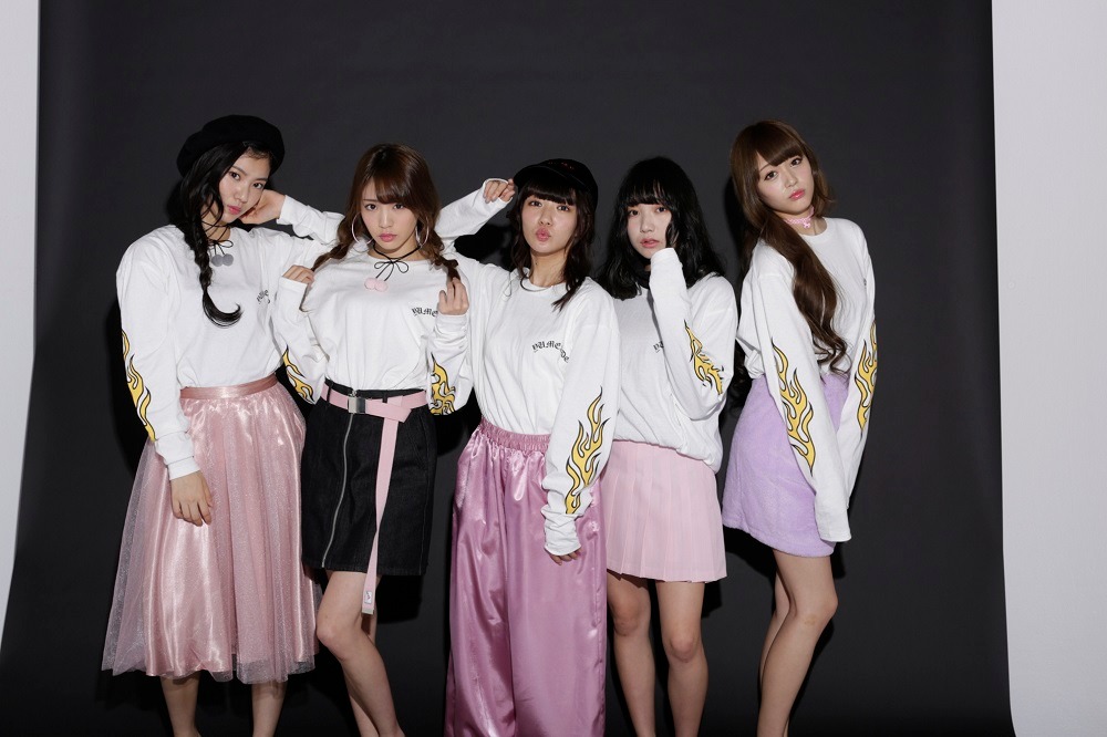 夢みるアドレセンスとWEGOのコラボレーションTシャツ（ホワイト）を着用した夢みるアドレセンス。