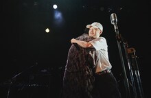 抱き合う5lackと野田洋次郎。（Photo by Masato Kawamura）