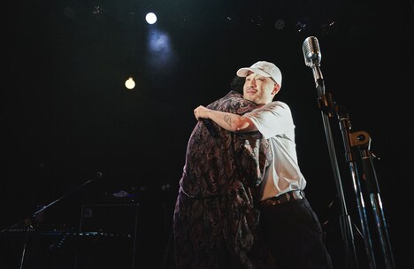 抱き合う5lackと野田洋次郎。（Photo by Masato Kawamura）
