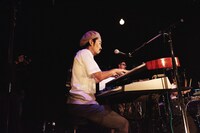 村岡夏彦（Key）（Photo by Masato Kawamura）