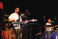 左からShingo Suzuki（B）、mabanua（Dr）。（Photo by Masato Kawamura）