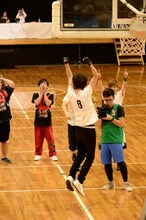 フリースロー対決でゴールを決めて喜ぶluz。（撮影：小松陽祐[ODD JOB]）