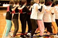 人気画像10位は「赤飯率いる赤組が連覇！歌い手たちが綱引き、クイズ、リレーで真剣勝負」より、ムカデリレーの様子。（撮影：小松陽祐[ODD JOB]）