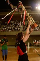 トロフィーを掲げる赤飯。（撮影：小松陽祐[ODD JOB]）