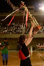 トロフィーを掲げる赤飯。（撮影：小松陽祐[ODD JOB]）