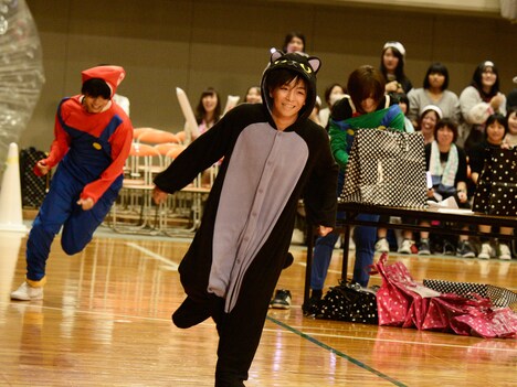 障害物競争の様子。（撮影：小松陽祐[ODD JOB]）