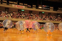 バブルサッカーの様子。（撮影：小松陽祐[ODD JOB]）