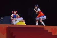 おしっこが止まらない東理紗（左）。