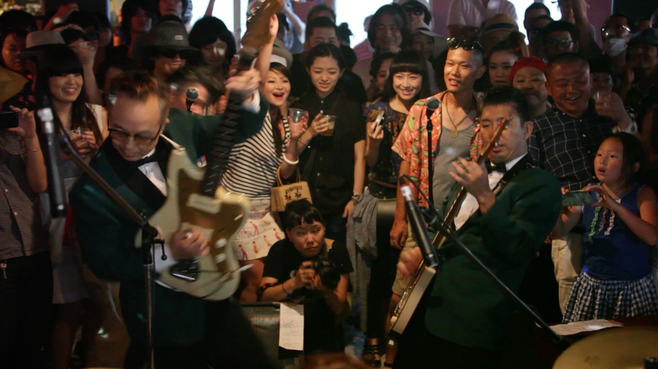 「GARAGE ROCKIN' CRAZE」のワンシーン。