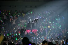 カオナシに扮したリョウガ（左）とトトロに扮したコーイチ（右）。（撮影：米山三郎 / 西村廣起）